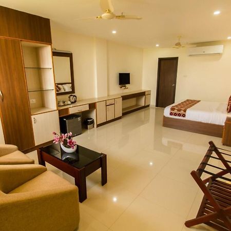 Hôtel Miracle Residency à Kizhake Chālakudi Extérieur photo