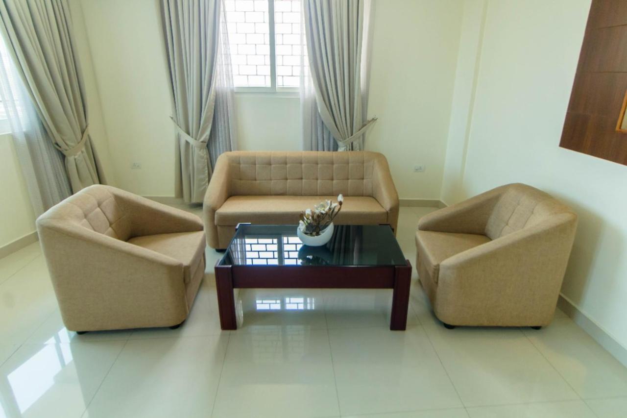 Hôtel Miracle Residency à Kizhake Chālakudi Extérieur photo
