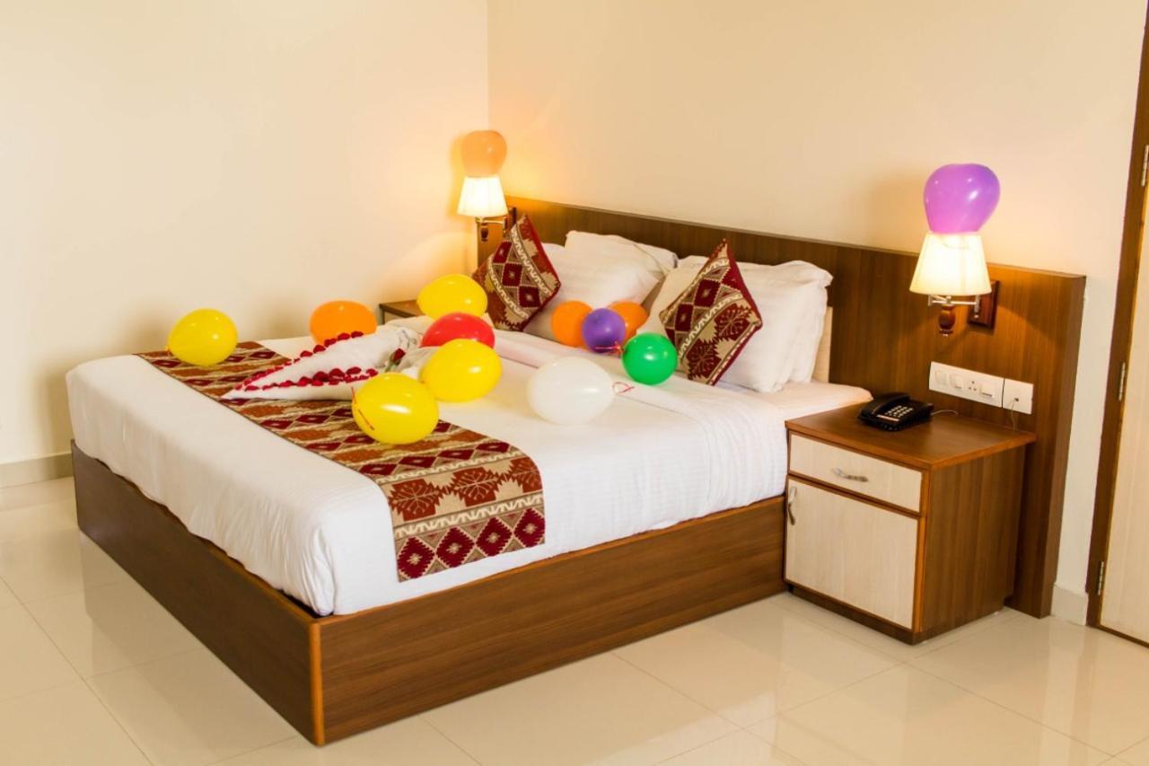 Hôtel Miracle Residency à Kizhake Chālakudi Extérieur photo