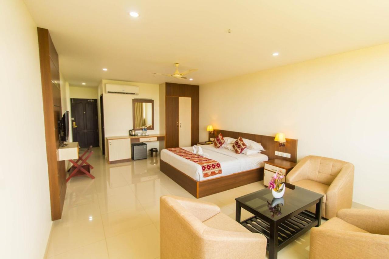 Hôtel Miracle Residency à Kizhake Chālakudi Extérieur photo