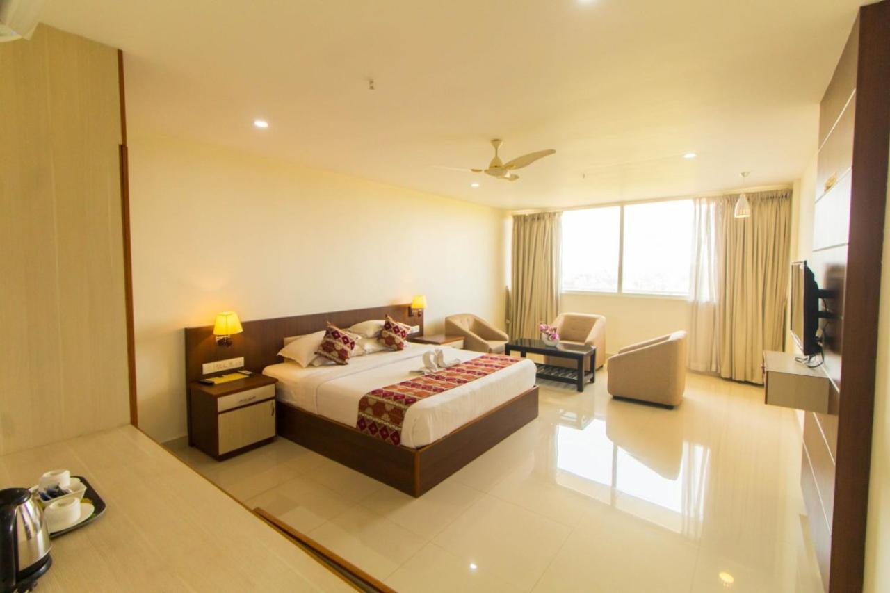 Hôtel Miracle Residency à Kizhake Chālakudi Extérieur photo