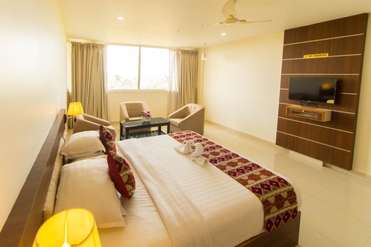 Hôtel Miracle Residency à Kizhake Chālakudi Extérieur photo