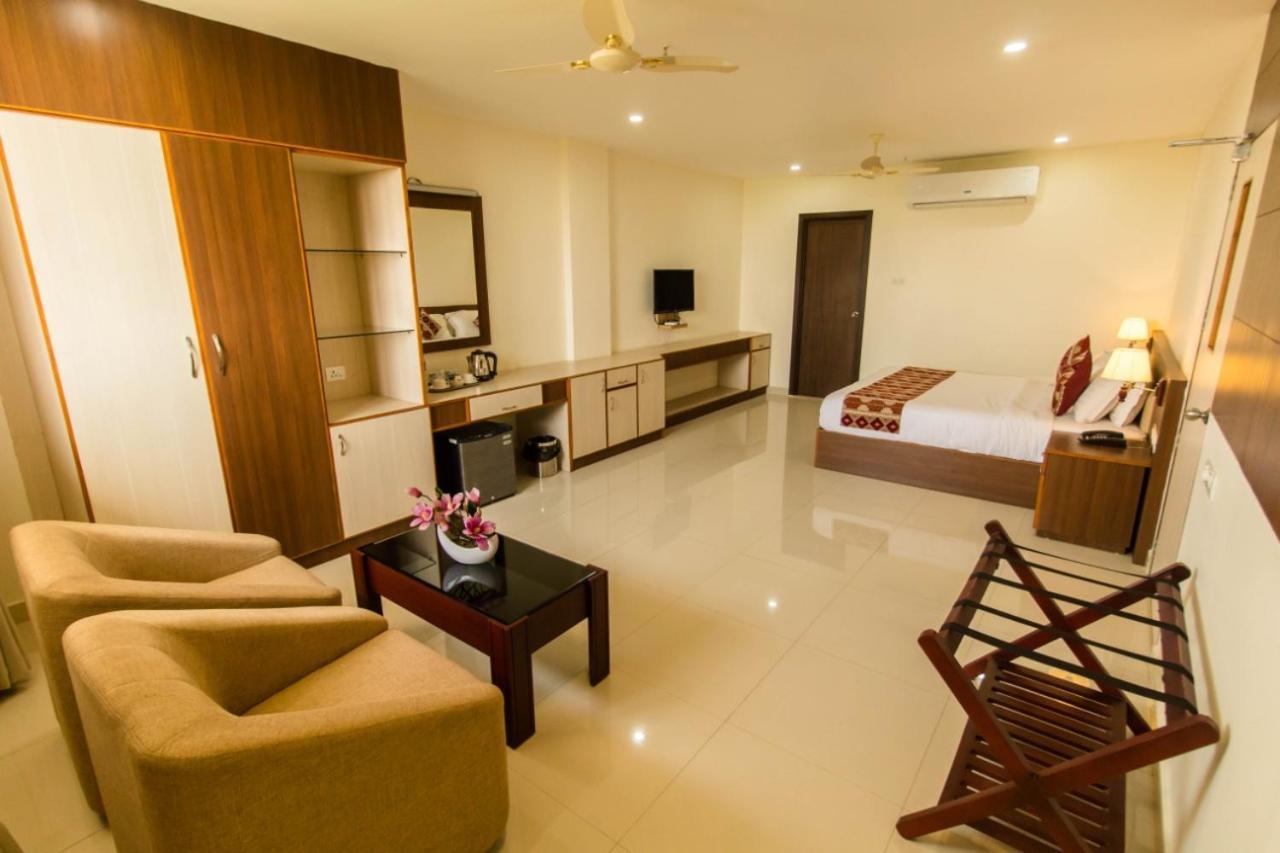 Hôtel Miracle Residency à Kizhake Chālakudi Extérieur photo