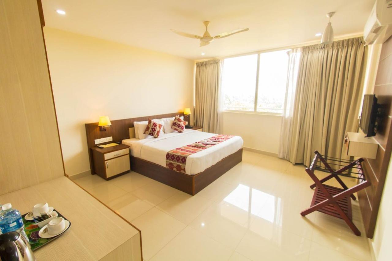 Hôtel Miracle Residency à Kizhake Chālakudi Extérieur photo