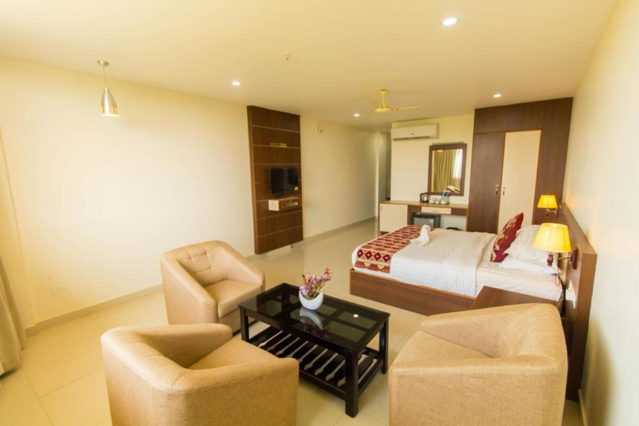Hôtel Miracle Residency à Kizhake Chālakudi Extérieur photo