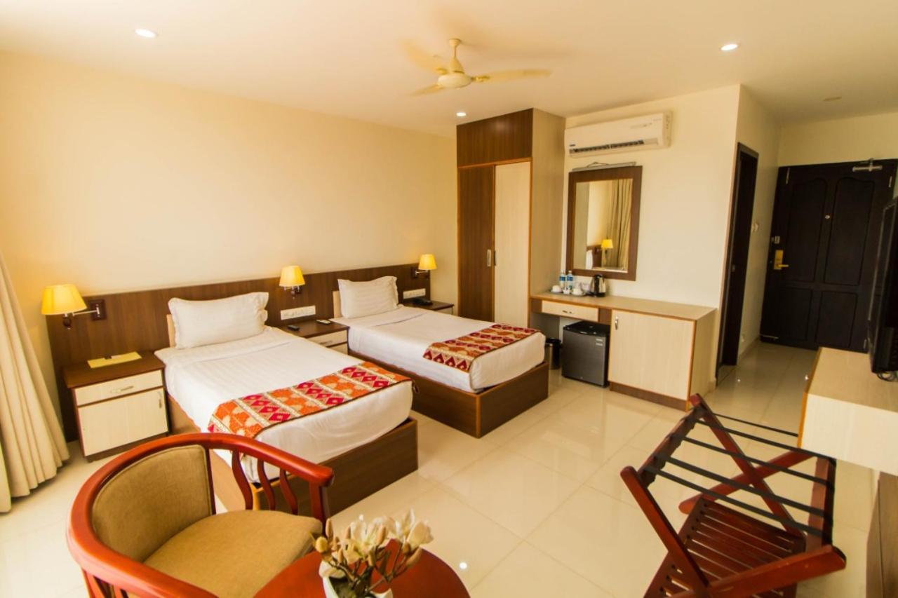Hôtel Miracle Residency à Kizhake Chālakudi Extérieur photo