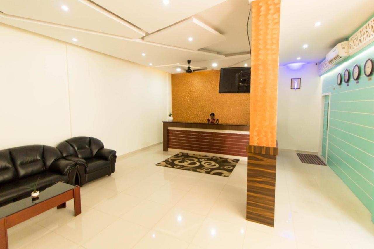 Hôtel Miracle Residency à Kizhake Chālakudi Extérieur photo