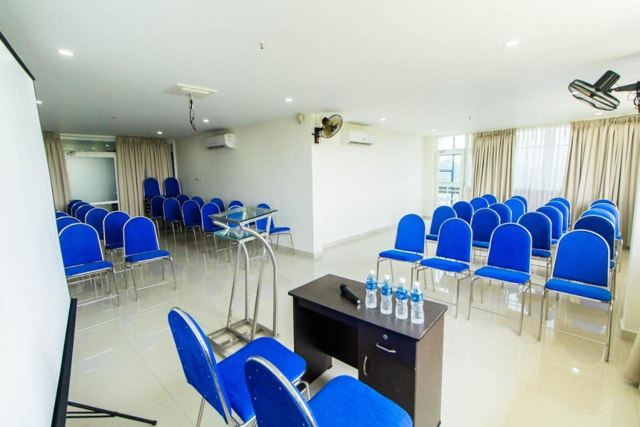 Hôtel Miracle Residency à Kizhake Chālakudi Extérieur photo