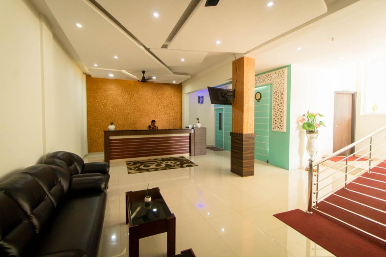Hôtel Miracle Residency à Kizhake Chālakudi Extérieur photo