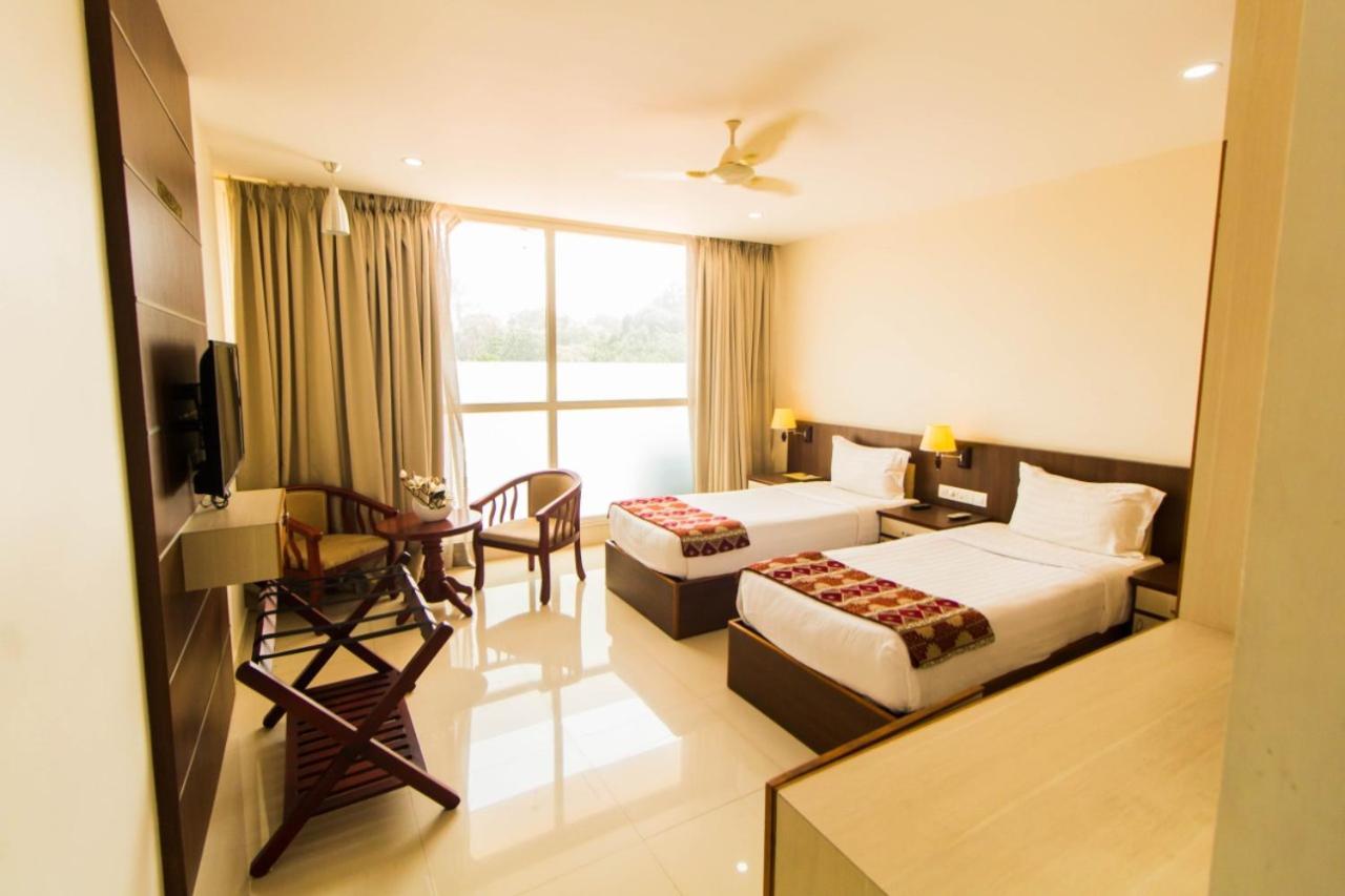Hôtel Miracle Residency à Kizhake Chālakudi Extérieur photo