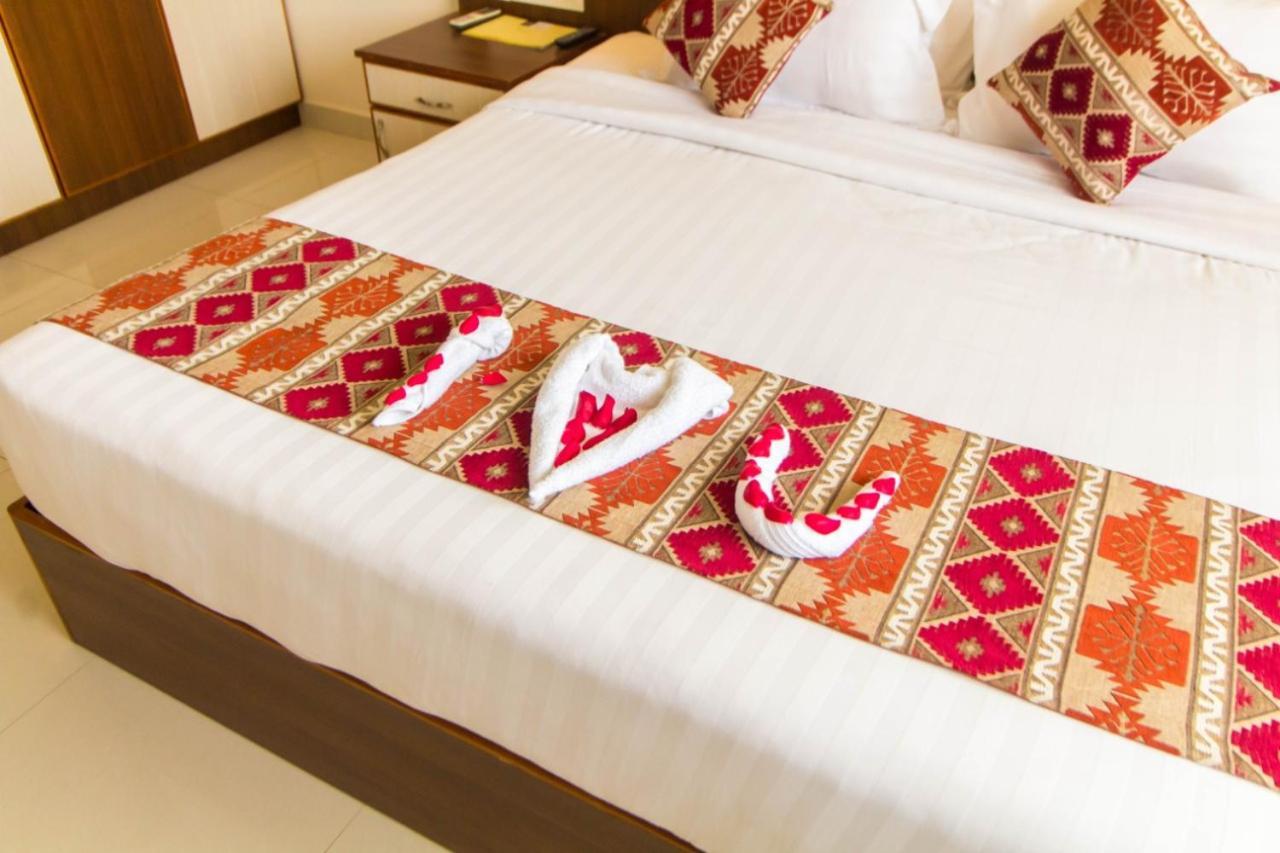 Hôtel Miracle Residency à Kizhake Chālakudi Extérieur photo