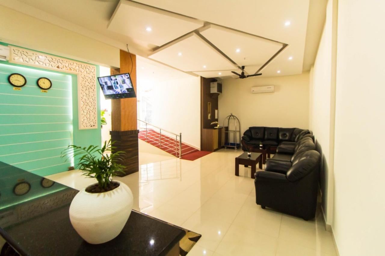 Hôtel Miracle Residency à Kizhake Chālakudi Extérieur photo