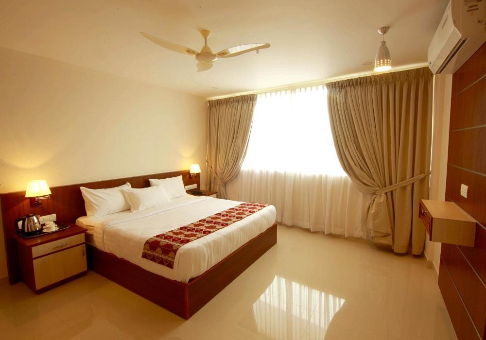 Hôtel Miracle Residency à Kizhake Chālakudi Extérieur photo
