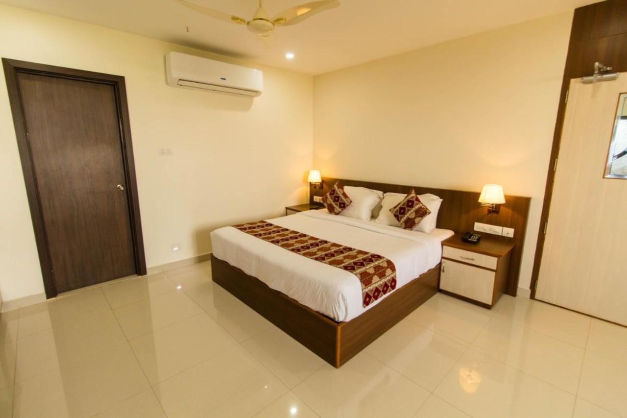 Hôtel Miracle Residency à Kizhake Chālakudi Extérieur photo