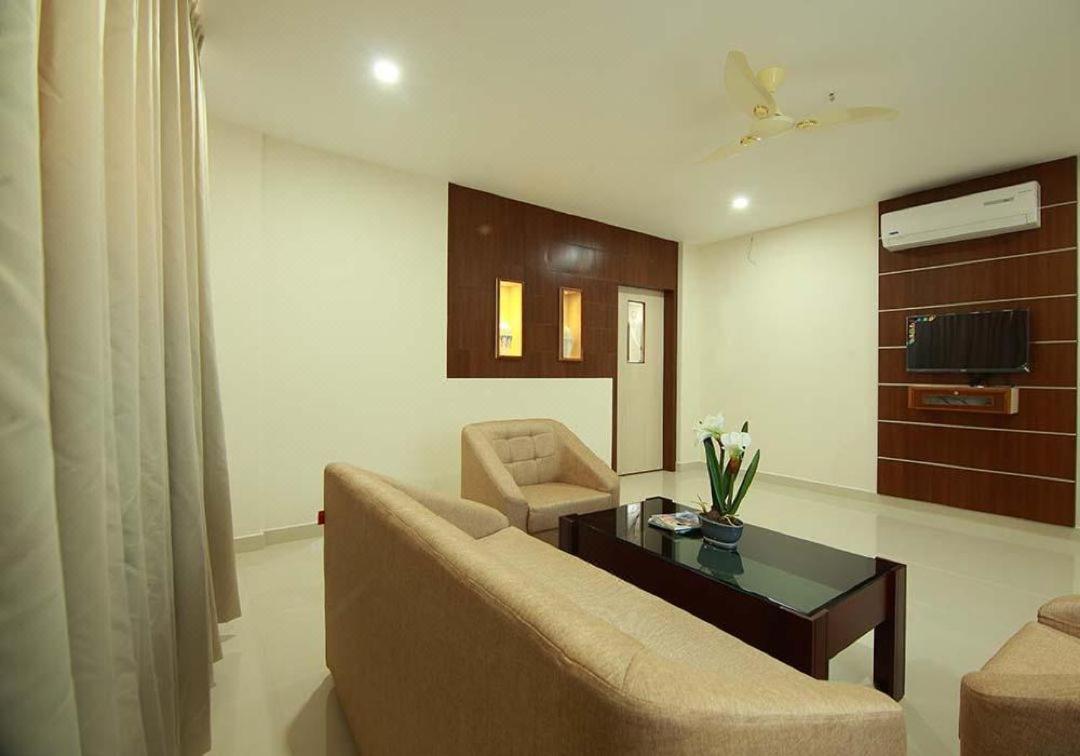 Hôtel Miracle Residency à Kizhake Chālakudi Extérieur photo