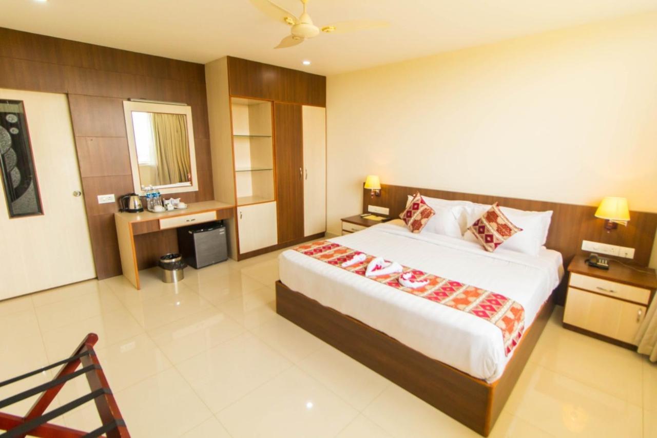 Hôtel Miracle Residency à Kizhake Chālakudi Extérieur photo