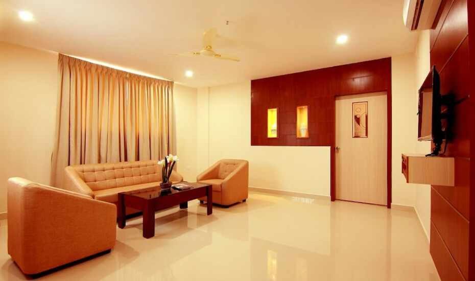 Hôtel Miracle Residency à Kizhake Chālakudi Extérieur photo