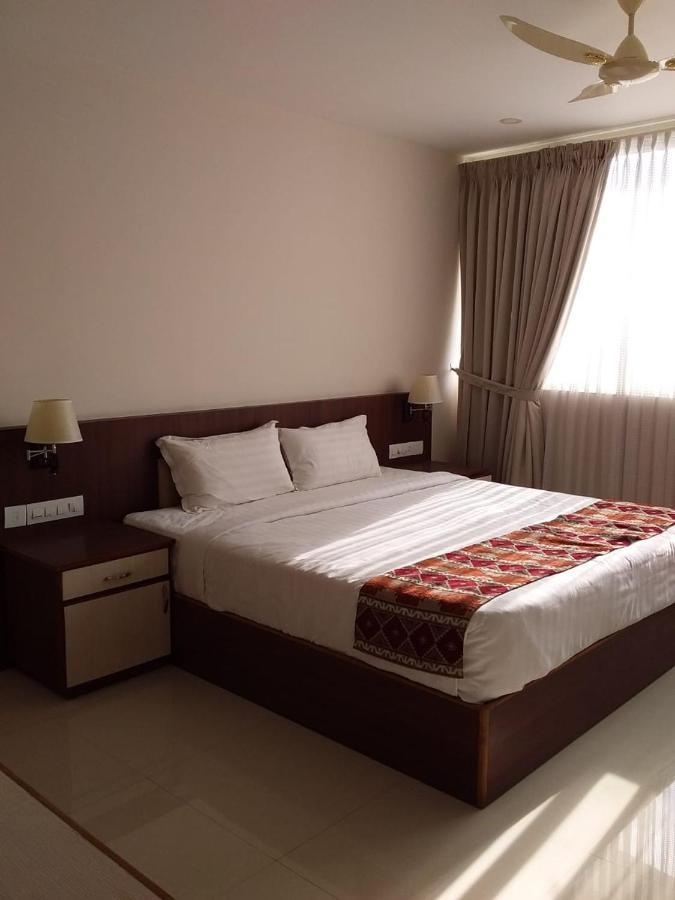 Hôtel Miracle Residency à Kizhake Chālakudi Extérieur photo